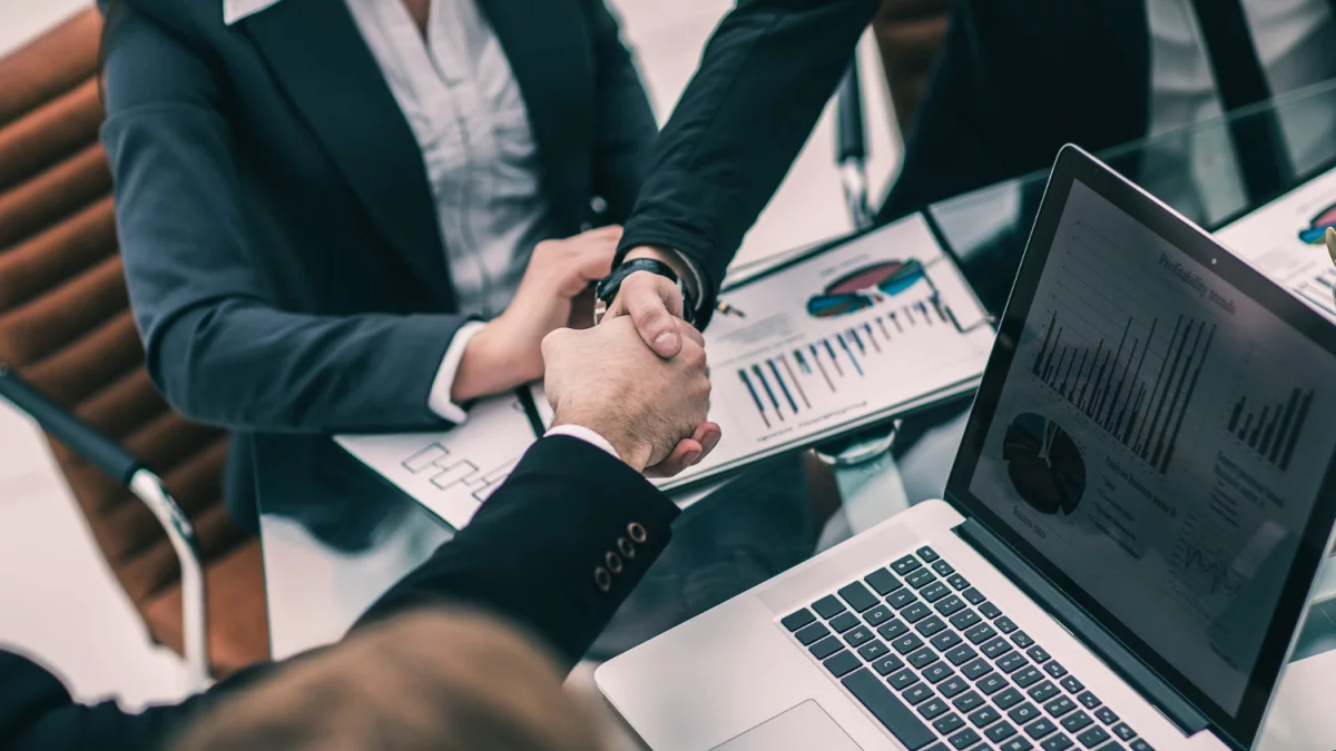 Szkolenia online dla firm: Klucz do efektywnego rozwoju pracowników w erze cyfrowej